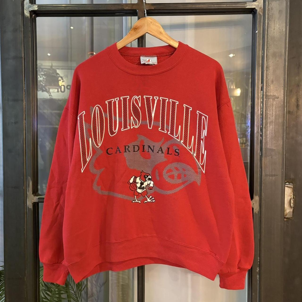 SWT685F - Vintage Retro Essential MLB Louisville Cardinals Baseball Red Crewneck Jumper Sweatshirt with print logo #90s #louisville #baseball #cardinals #mlb
