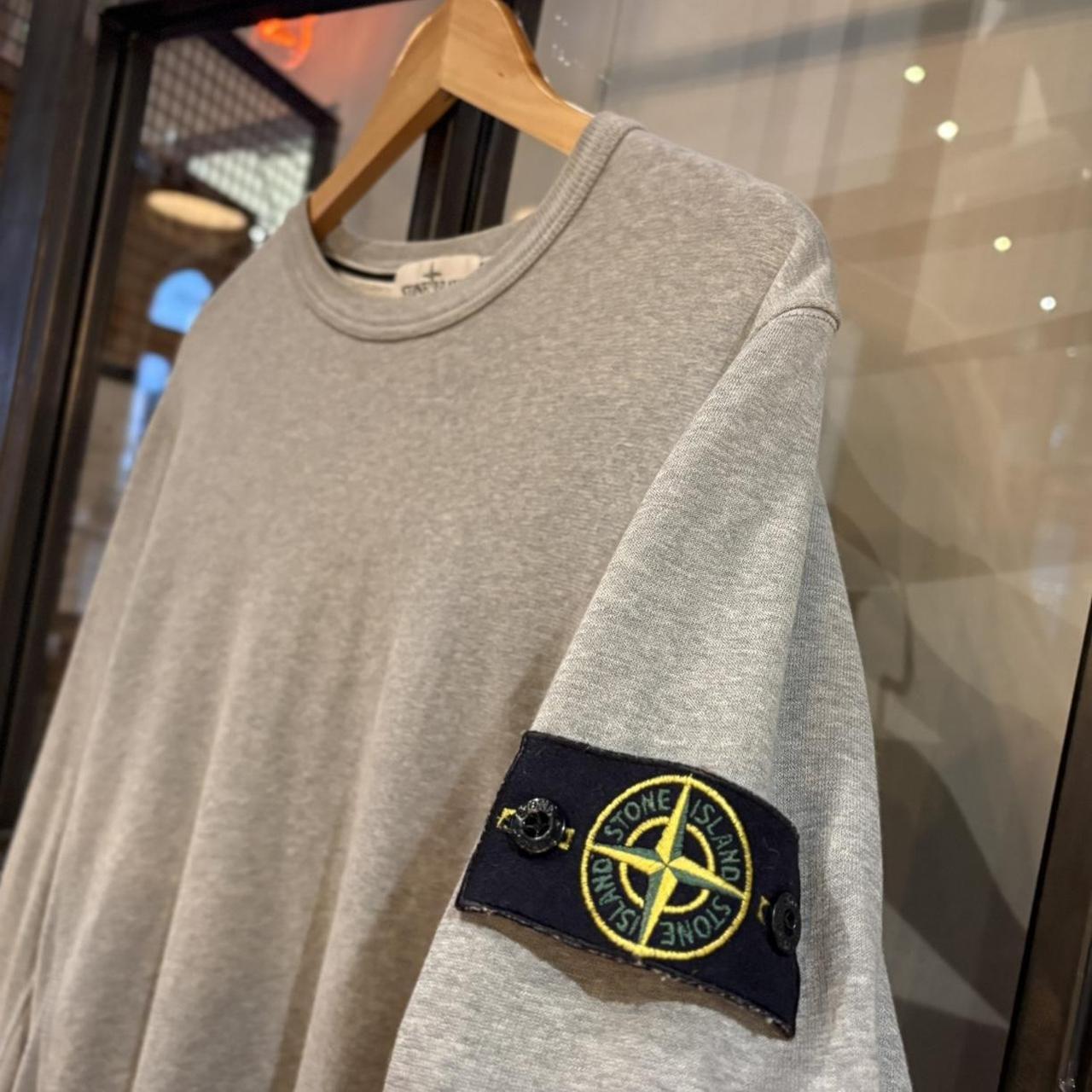 MES1812BI-F - Vintage Retro Essential Grey Stone Island Crewneck Jumper Sweatshirt with iconic embroidered patch logo #blokecore #sportswear #essential #y2k #stoneisland