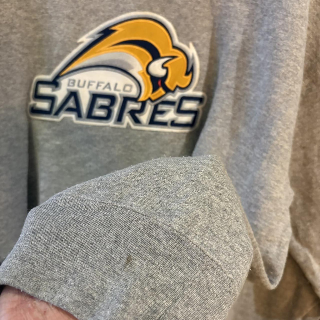 Vintage Retro Essential Grey NHL Buffalo Sabres Ice Hockey Crewneck Jumper Sweatshirt with embroidered patch logo #90s #sportswear #buffalosabres #icehockey #nhl
