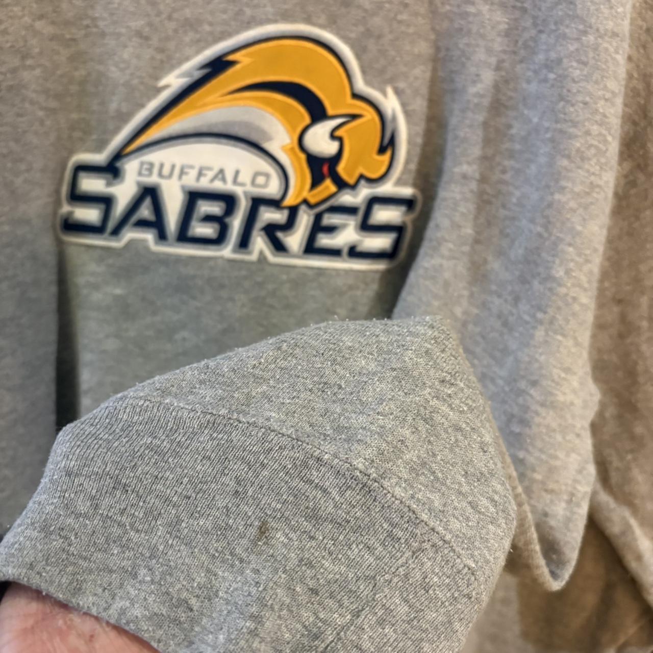 Vintage Retro Essential Grey NHL Buffalo Sabres Ice Hockey Crewneck Jumper Sweatshirt with embroidered patch logo #90s #sportswear #buffalosabres #icehockey #nhl