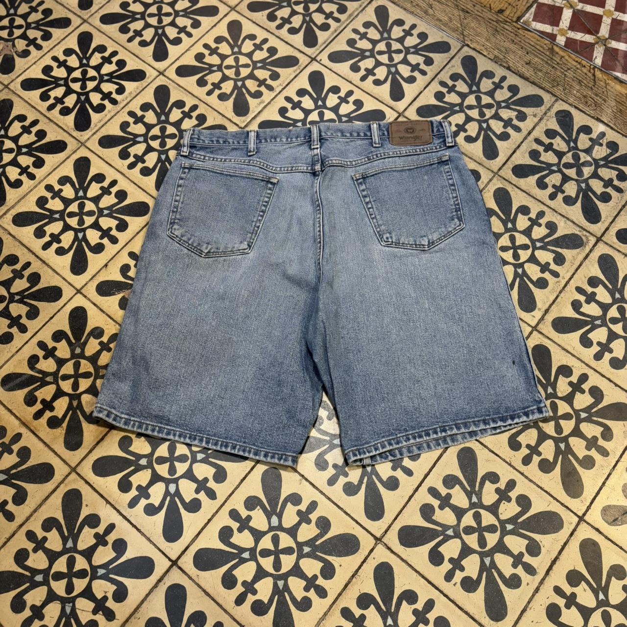 JRT452P - American Vintage Retro Essential Wrangler Light Blue Wash Denim Shorts Jorts with detailed patch Logo hip hop baggy wide leg 90s 00s y2k grunge streetwear style workwear #hiphop #90s #jorts #skater #wrangler