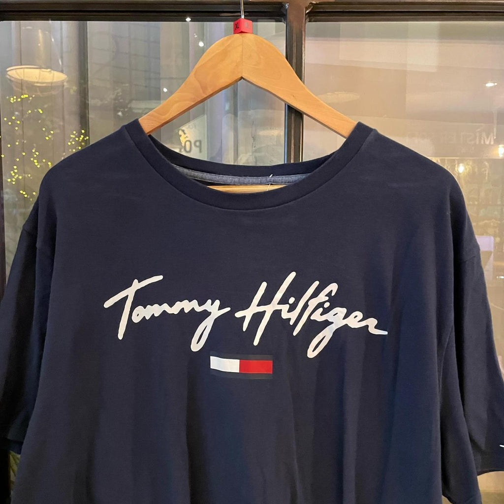 1224F43P - Vintage Retro Essential Navy Tommy Hilfiger Logo Spellout Graphic Print Top Tee T-shirt #90s #graphic #top #essential #tommy