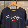 1224F43P - Vintage Retro Essential Navy Tommy Hilfiger Logo Spellout Graphic Print Top Tee T-shirt #90s #graphic #top #essential #tommy