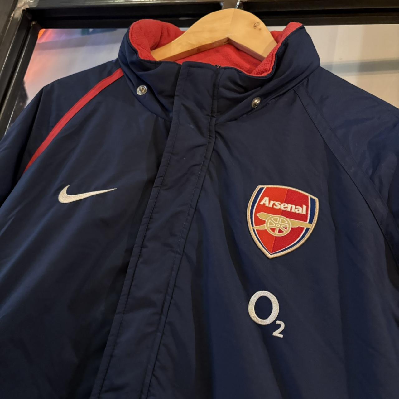 0325F70UF - Vintage Retro Essential Navy Nike O2 Arsenal down puffer padded lined training coach jacket coat with embroidered patch and swoosh logos  #nike #o2 #arsenal #blokecore #football