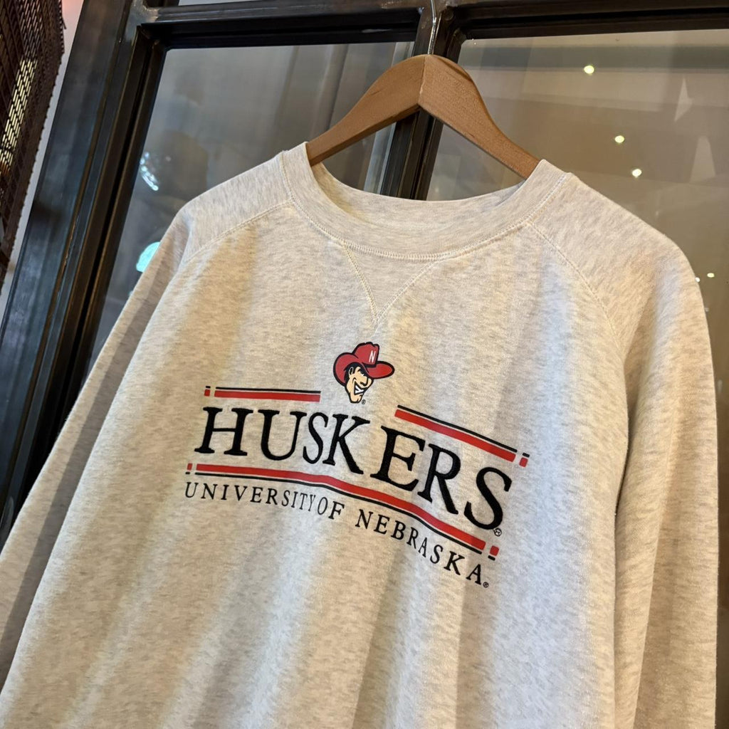 0325G84F - Vintage Retro Essential Light Grey University of Nebraska American Football Crewneck Jumper Sweatshirt with embroidered and print logo #huskers #sportswear #nebraska #y2k #champion