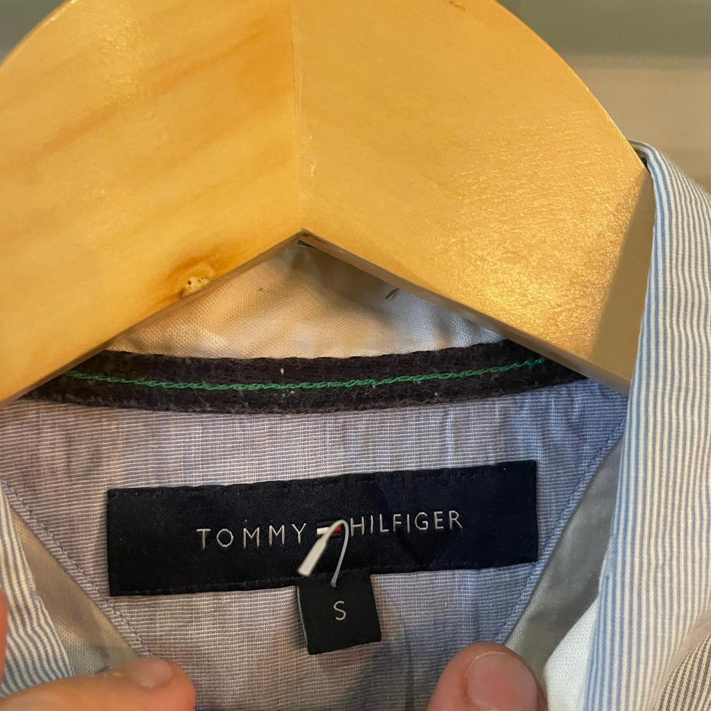 POL382F - Vintage Retro Tommy Hilfiger Light Blue Short Sleeve collared button up polo shirt top #Y2K #preppy #chiefkeef #smartcasual #oldmoney