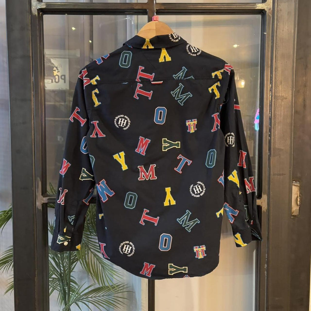 BR2804BG-P - Vintage Tommy Hilfiger All Over Letter Logo Print Black Longsleeve collared button up polo shirt top #Y2K #preppy #tommy #smartcasual #oldmoney
