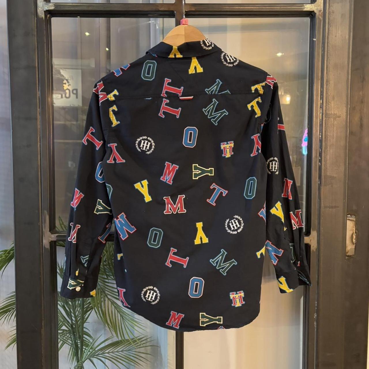 BR2804BG-P - Vintage Tommy Hilfiger All Over Letter Logo Print Black Longsleeve collared button up polo shirt top #Y2K #preppy #tommy #smartcasual #oldmoney