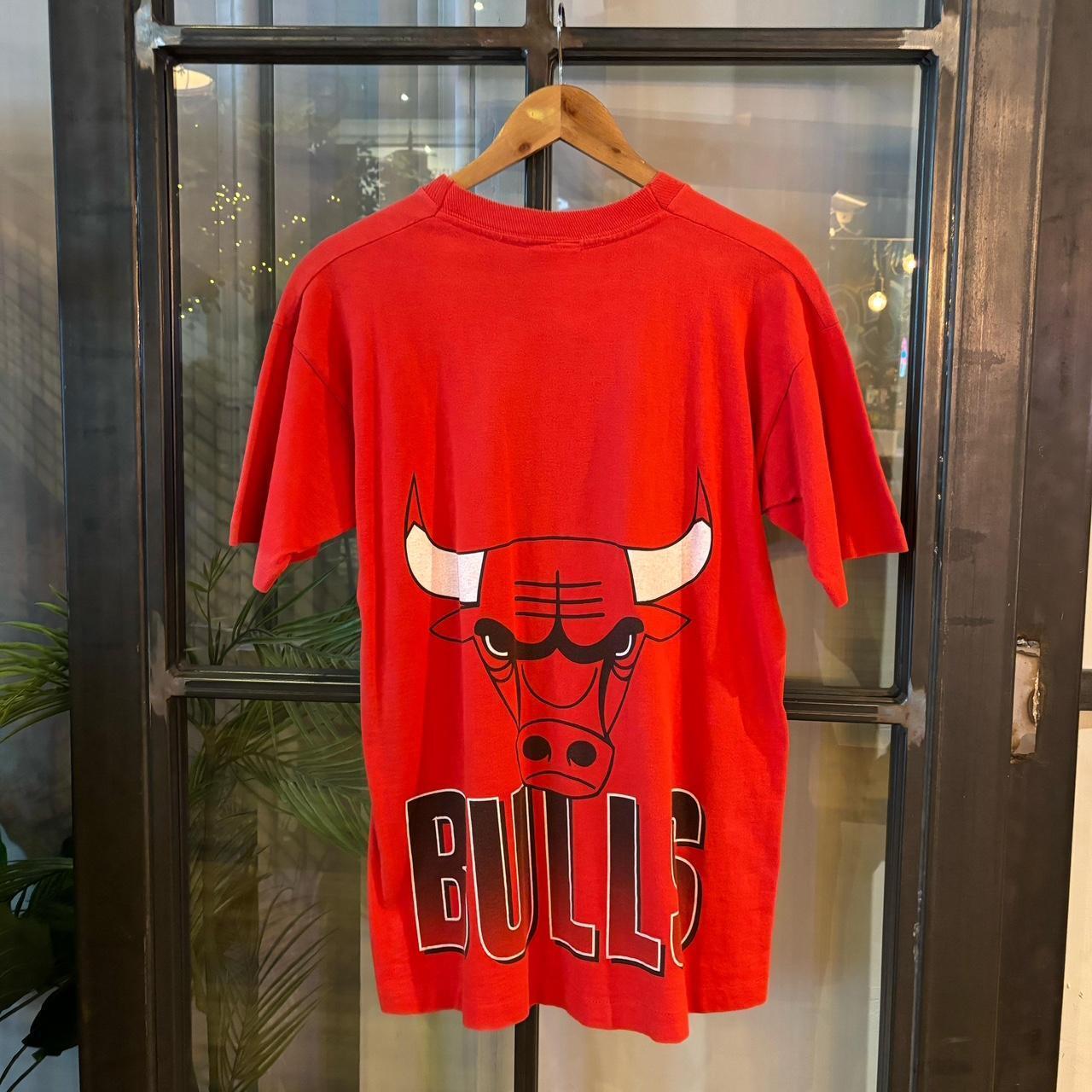 BR1803C-P - Vintage Retro Essential Red NBA Chicago Bulls single stitch Graphic Print Top Tee T-shirt #90s #singlestitch #nba #basketball #chicagobulls