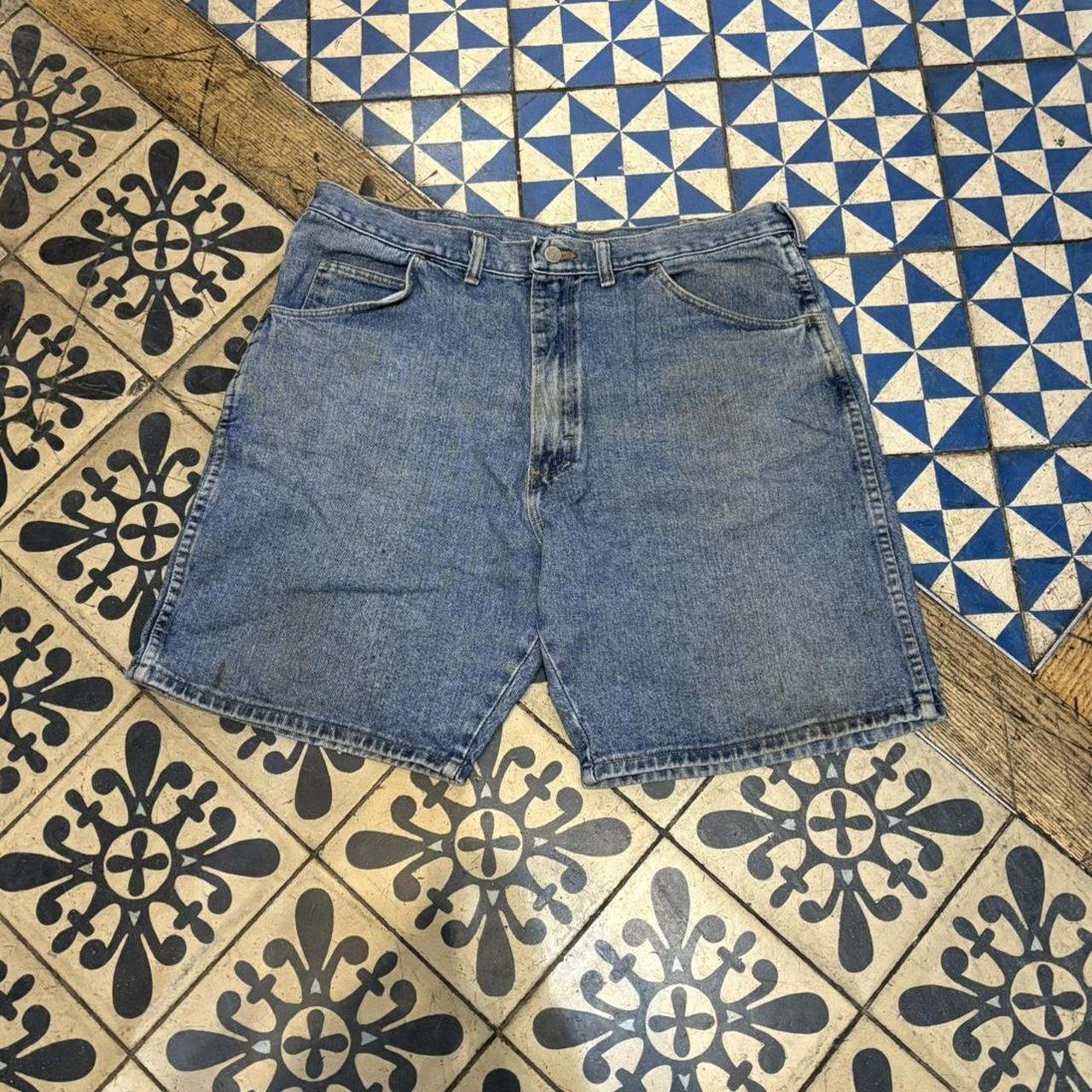 JRT107 - Vintage Retro Essential Wrangler Mid Blue Wash Denim Shorts Jorts with detailed patch Logo carpenter workwear #hiphop #90s #jorts #skater