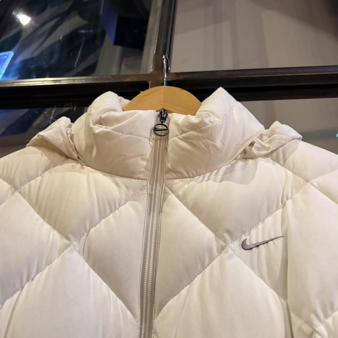 MES2710AQ-U - Vintage Retro Essential White Nike feather down puffer padded jacket coat #gorpcore #down #puffer #outdoor #nike