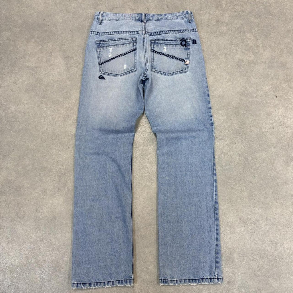 MES0901K-U - Vintage retro essential Quiksilver Light Blue Wash Denim Straight Leg Y2k Jeans Trousers pants with light  distressing and embroidered logos #denim #straightleg #quiksilver #surfer #y2k