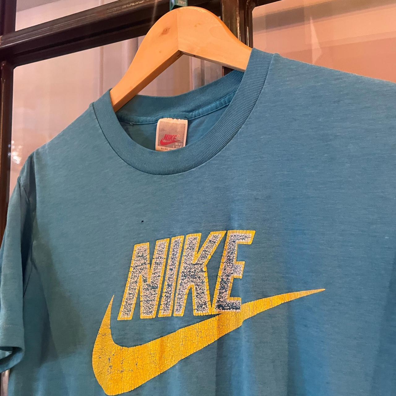 0225D56P - Vintage Retro Essential Light Blue Nike Graphic Print Single stitch Top Tee T-shirt #90s #graphic #singlestitch #essential #nike