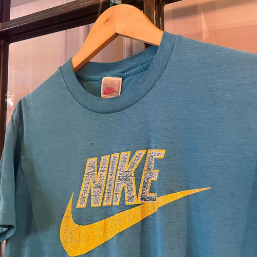 0225D56P - Vintage Retro Essential Light Blue Nike Graphic Print Single stitch Top Tee T-shirt #90s #graphic #singlestitch #essential #nike
