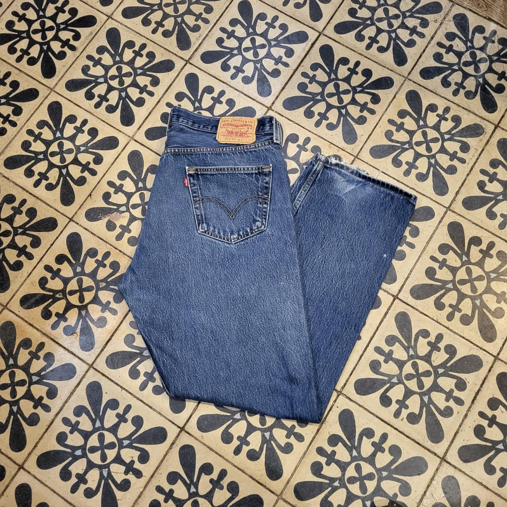 TRW330-P - Vintage retro essential Baggy Overszied Levi's 501 Blue Wash Denim Jeans Trousers pants with embroidered label carpenter casual workwear wide leg skate 90s Y2K style #Baggy #hiphop #skater #carpenter #