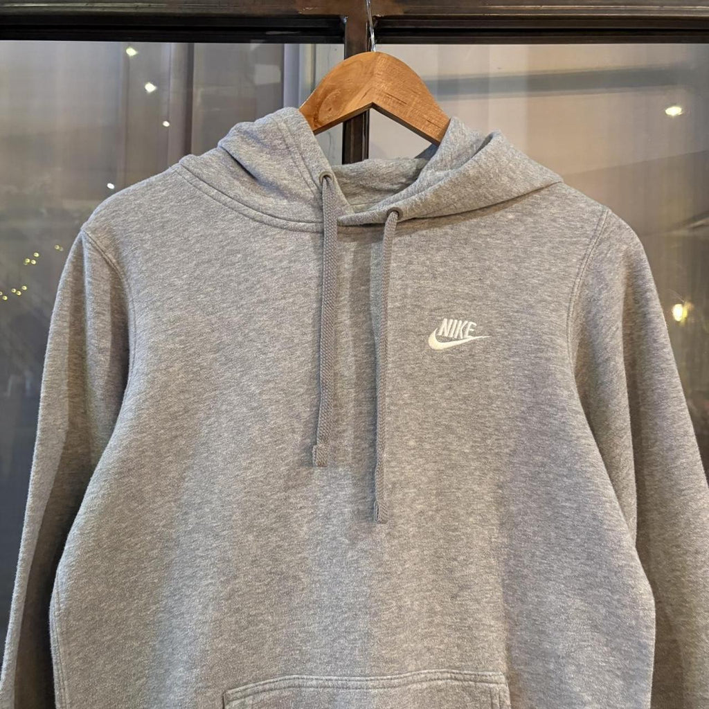 0325G91UF-P - Vintage Retro Essential Grey Nike Sweatshirt Hoodie with embroidered swoosh spell out logo #90s #sportswear #essential #nike #y2k