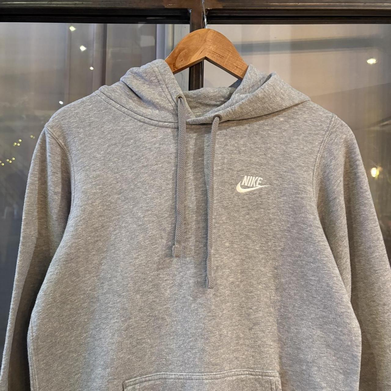 0325G91UF-P - Vintage Retro Essential Grey Nike Sweatshirt Hoodie with embroidered swoosh spell out logo #90s #sportswear #essential #nike #y2k