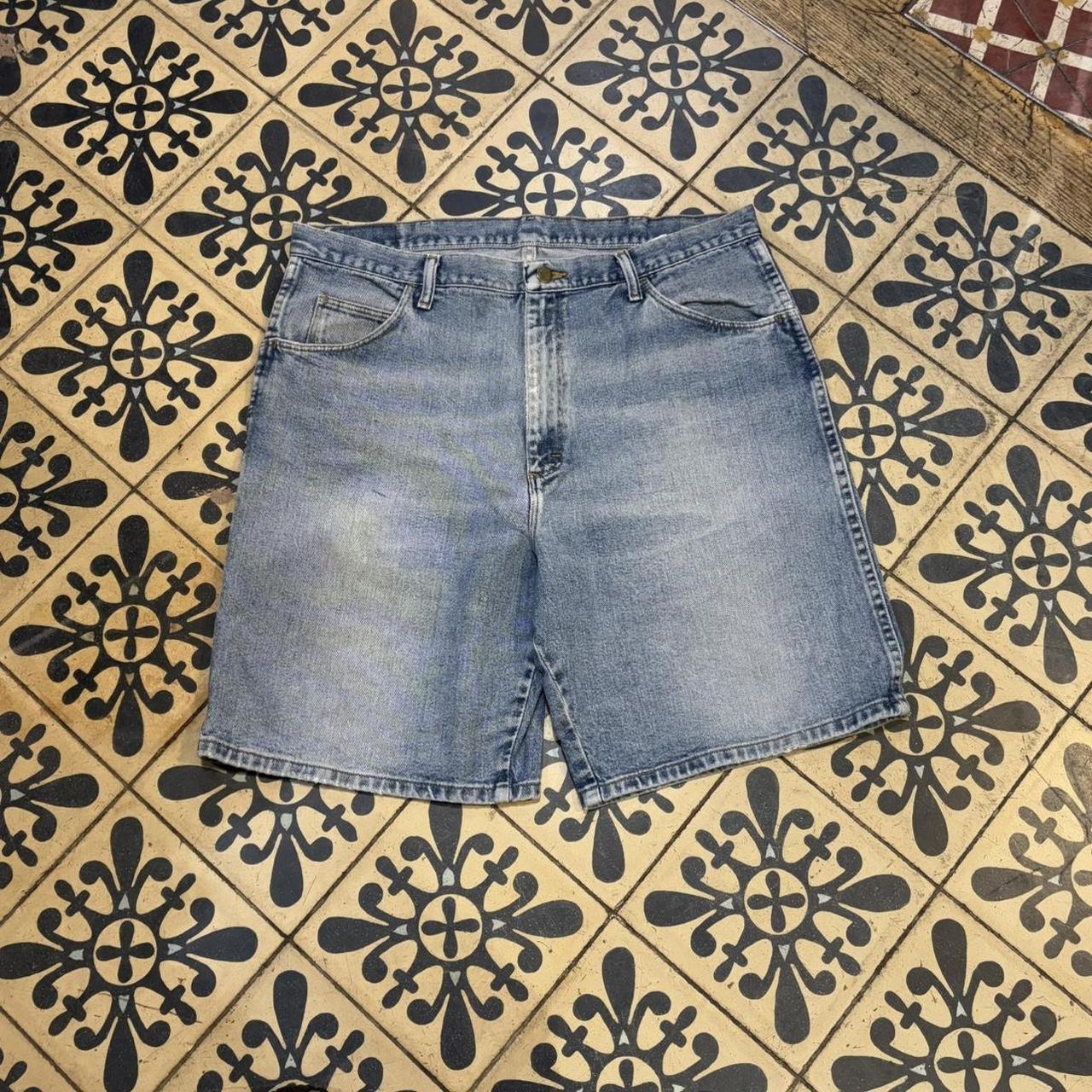 JRT452P - American Vintage Retro Essential Wrangler Light Blue Wash Denim Shorts Jorts with detailed patch Logo hip hop baggy wide leg 90s 00s y2k grunge streetwear style workwear #hiphop #90s #jorts #skater #wrangler