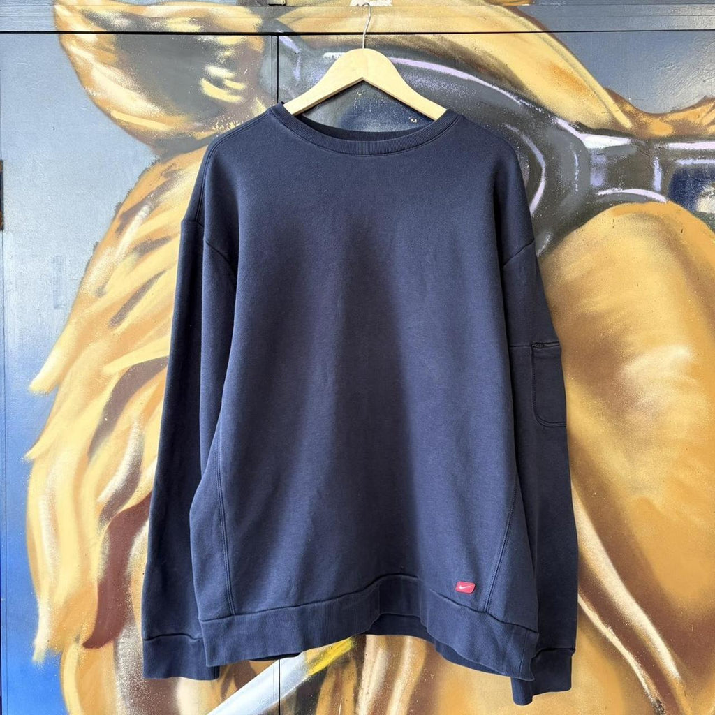 BR1912AMK-U - Vintage Retro Essential Nike Navy Crewneck Jumper Sweatshirt with embroidered swoosh patch logo #90s #sportswear #essential #y2k #nike