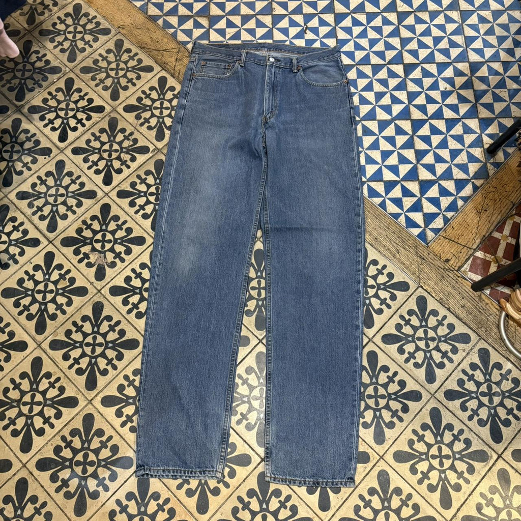 0325F46F - Vintage retro essential Levi’s Blue Wash Denim relaxed fit Jeans Trousers pants casual  #denim #fit #levis #levis550 #relaxedfit