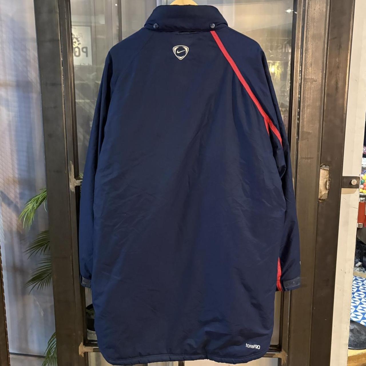 0325F70UF - Vintage Retro Essential Navy Nike O2 Arsenal down puffer padded lined training coach jacket coat with embroidered patch and swoosh logos  #nike #o2 #arsenal #blokecore #football