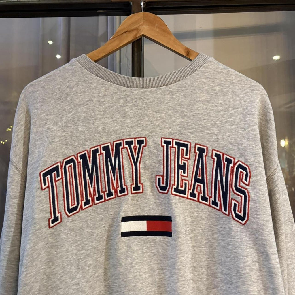 MA2207CC-P - Vintage Retro Essential Grey Tommy Hilfiger Crewneck Jumper Sweatshirt with embroidered patch spell out logo #90s #sportswear #essential #y2k #tommy