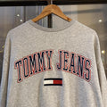 MA2207CC-P - Vintage Retro Essential Grey Tommy Hilfiger Crewneck Jumper Sweatshirt with embroidered patch spell out logo #90s #sportswear #essential #y2k #tommy