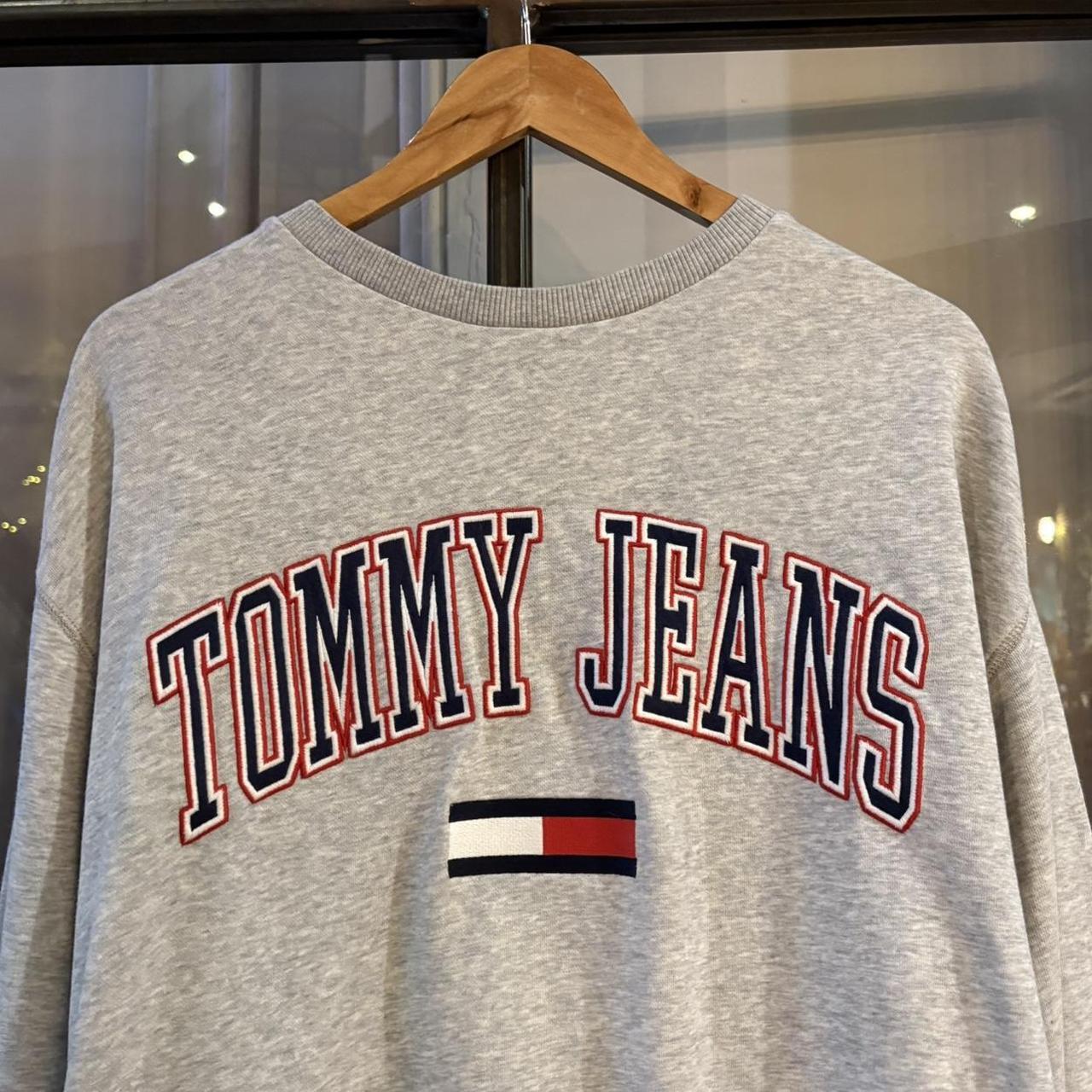 MA2207CC-P - Vintage Retro Essential Grey Tommy Hilfiger Crewneck Jumper Sweatshirt with embroidered patch spell out logo #90s #sportswear #essential #y2k #tommy