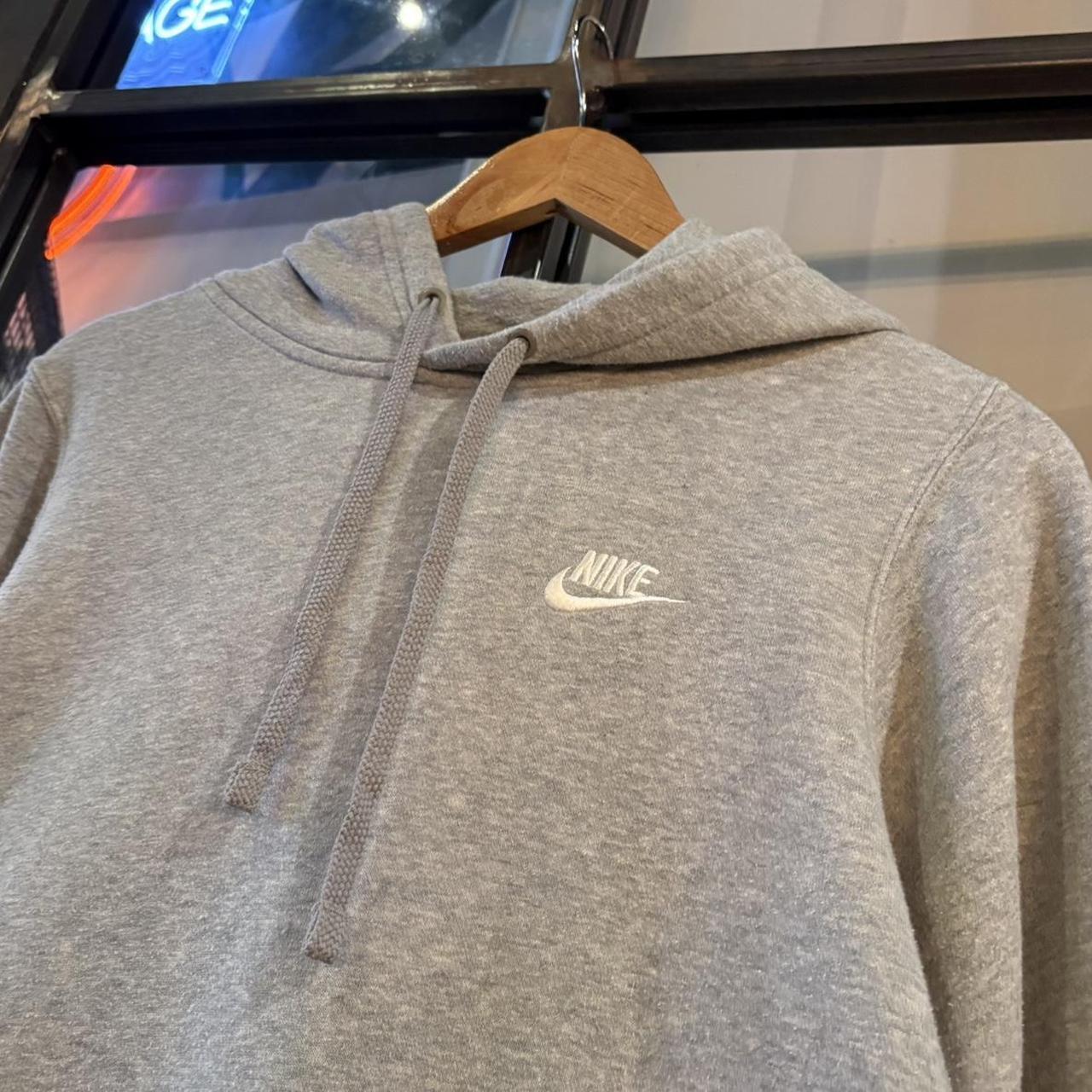 0325G91UF-P - Vintage Retro Essential Grey Nike Sweatshirt Hoodie with embroidered swoosh spell out logo #90s #sportswear #essential #nike #y2k