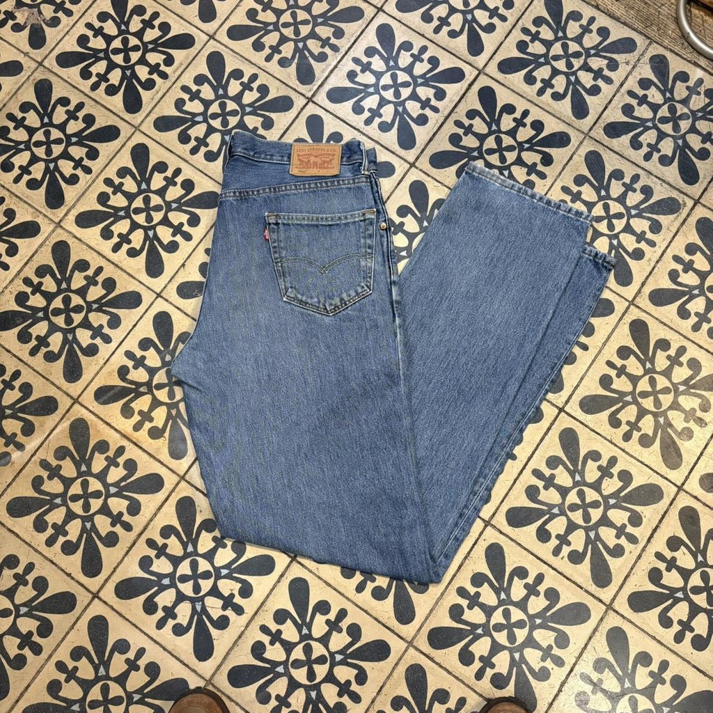 0325F46F - Vintage retro essential Levi’s Blue Wash Denim relaxed fit Jeans Trousers pants casual  #denim #fit #levis #levis550 #relaxedfit