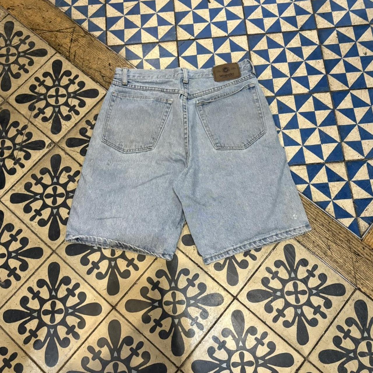 JRT113 - Vintage Retro Essential Wrangler Light Blue Wash Denim Shorts Jorts with detailed patch Logo carpenter workwear #hiphop #90s #jorts #skater #wrangler