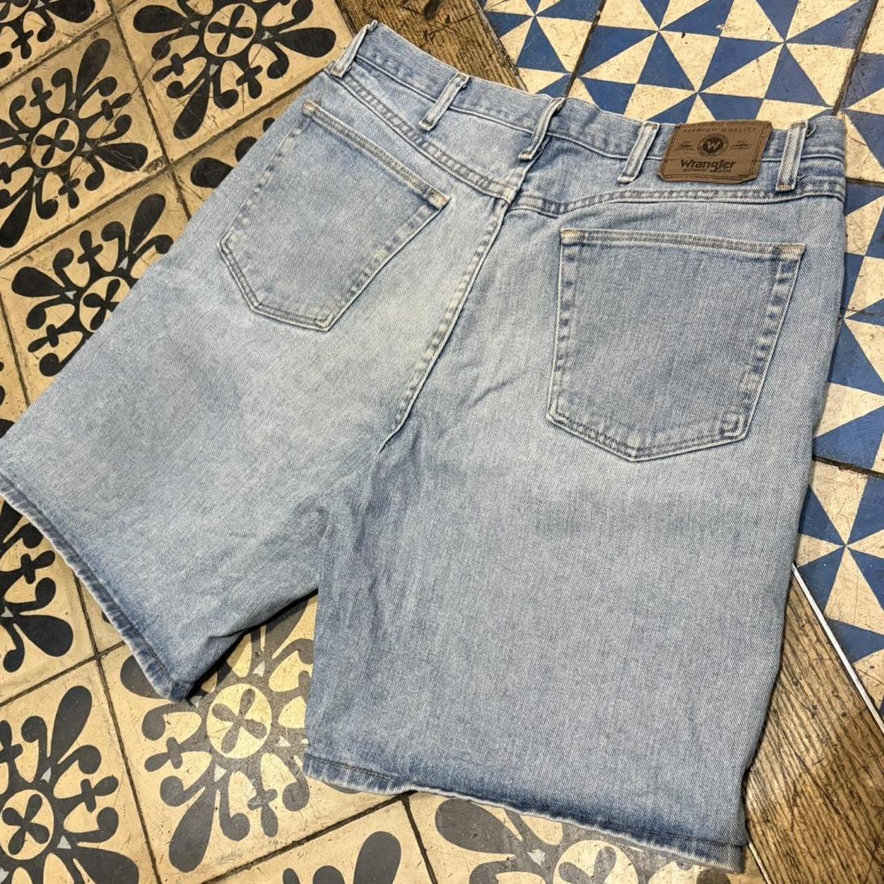 JRT105 - Vintage Retro Essential Wrangler Light Blue Wash Denim Shorts Jorts with detailed patch Logo carpenter workwear #hiphop #90s #jorts #skater #wrangler