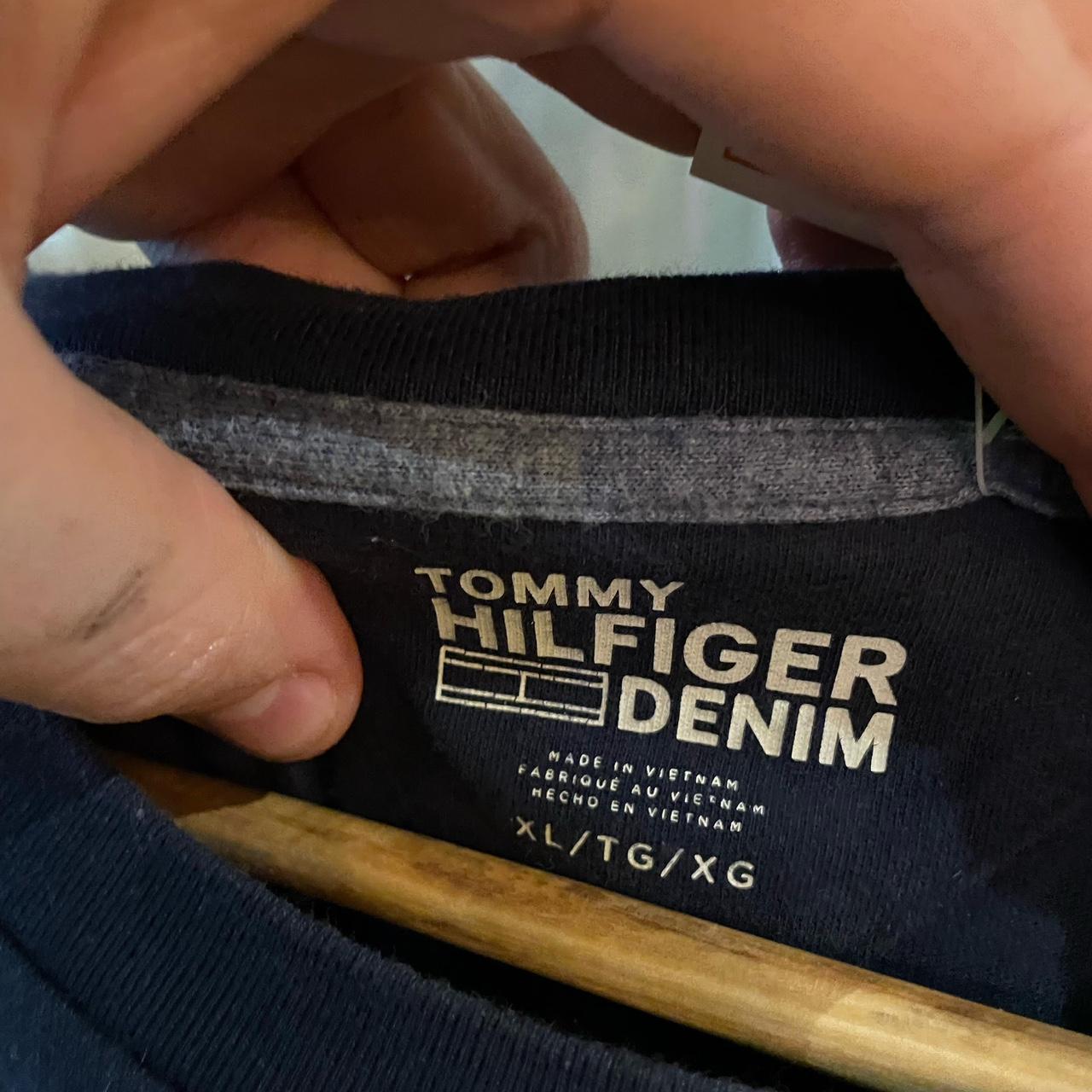 1224F43P - Vintage Retro Essential Navy Tommy Hilfiger Logo Spellout Graphic Print Top Tee T-shirt #90s #graphic #top #essential #tommy