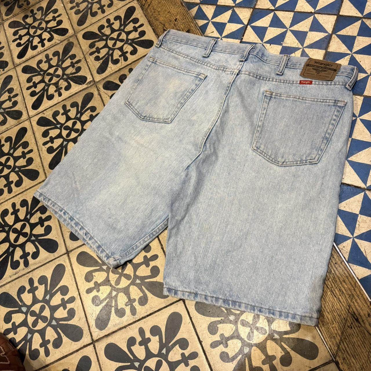 JRT110 - Vintage Retro Essential Wrangler Light Blue Wash Denim Shorts Jorts with detailed patch Logo carpenter workwear #hiphop #90s #jorts #skater #wrangler