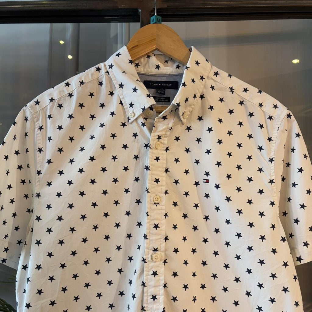 BR2804BH-P - Vintage Tommy Hilfiger All Over Navy Star Print White Short Sleeve collared button up polo shirt top #Y2K #preppy #tommy #smartcasual #oldmoney