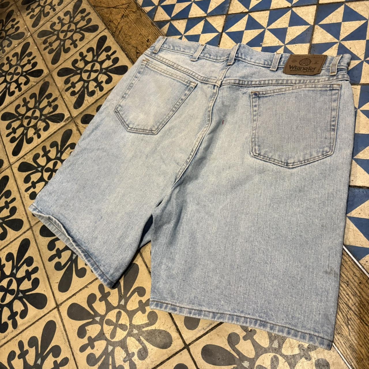 JRT103 - Vintage Retro Essential Wrangler Light Blue Wash Denim Shorts Jorts with detailed patch Logo carpenter workwear #hiphop #90s #jorts #skater