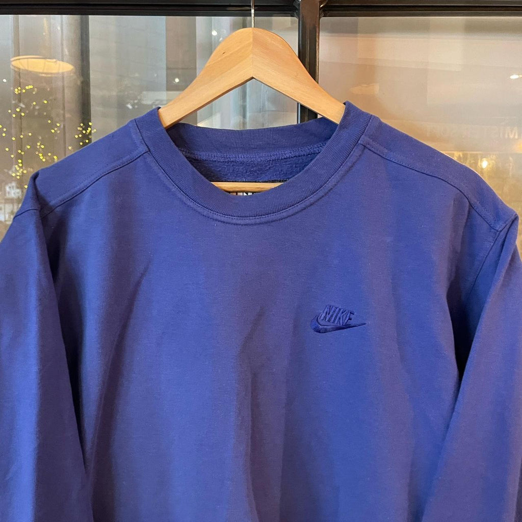 0325A33P - Vintage Retro Essential Purple Nike Crewneck Jumper Sweatshirt with embroidered chest logo #90s #sportswear #essential #y2k #nike